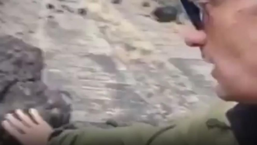 Irresponsable decisi�n del periodista espa�ol en La Palma (Captura de video).