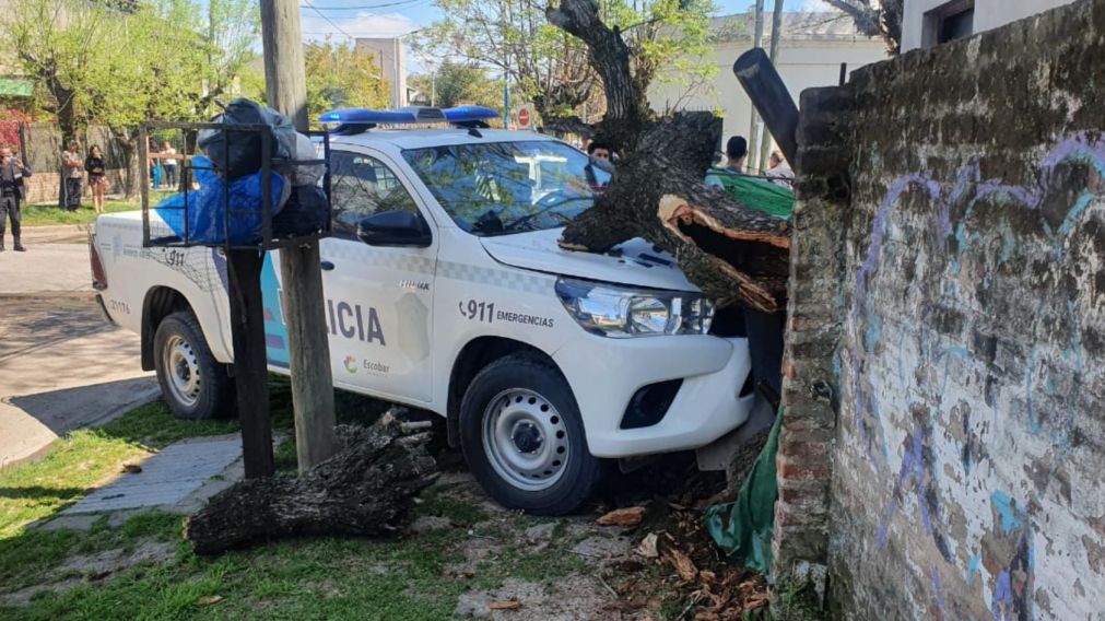 El patrullero del comisario destrozó un árbol y se incrustó en una vivienda.