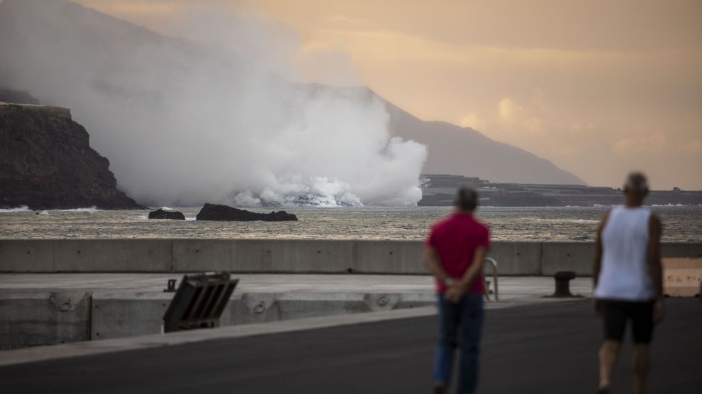 La lava emanada por el Cumbre Vieja llegó al mar y generó una columna tóxica.