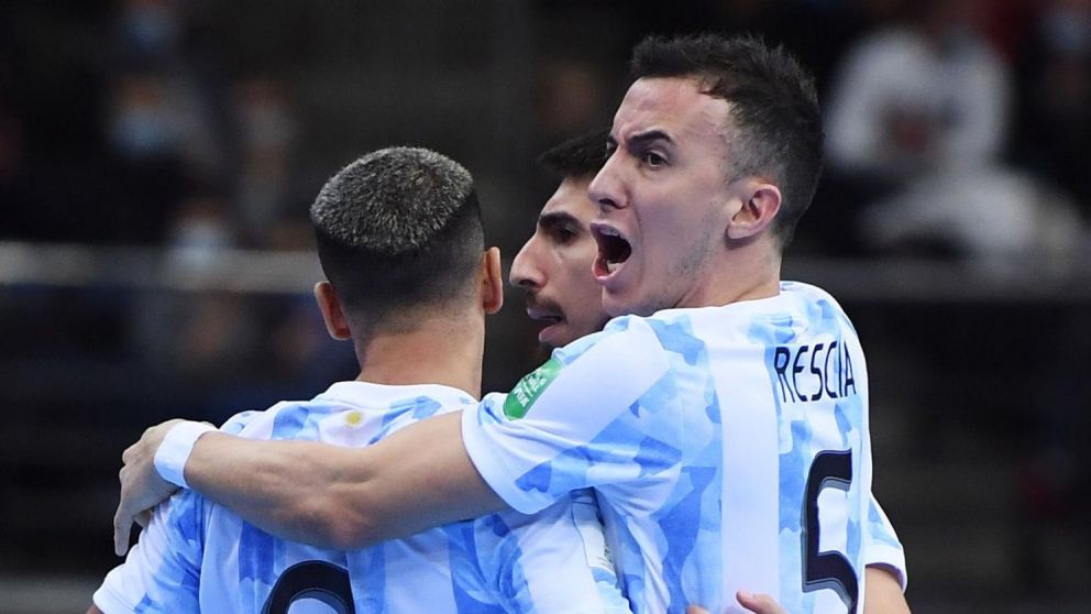 El seleccionado de fútbol le ganó 2 a 1 a Brasil en la semifinal del Mundial de Futsal. (Gentileza: Getty Images)