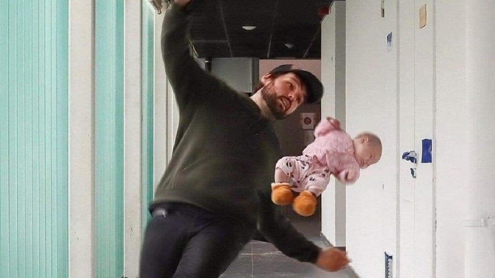 Un especialista en Photoshop realiza ediciones de fotos con sus hijos pequeños para asustar a su esposa a modo de broma.