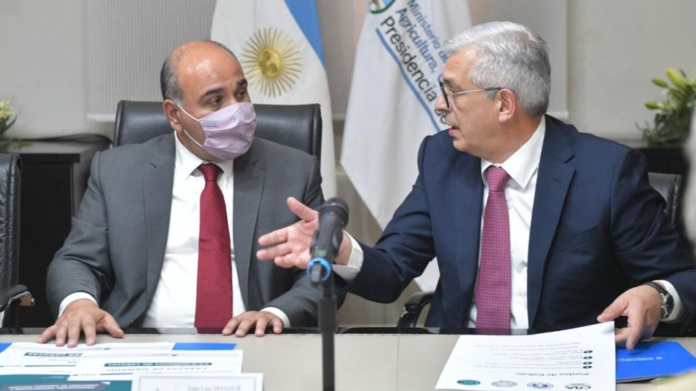 Juan Manzur y Julián Domínguez, durante la reunión con la Mesa de Enlace (Gentileza @JuanManzurOK/Twitter).