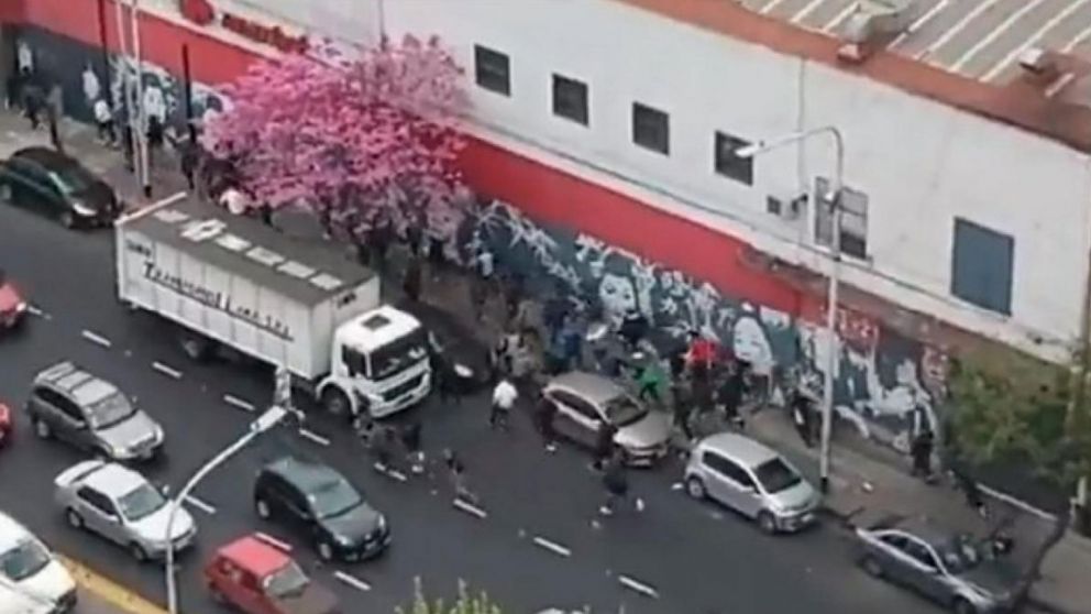 Los barrabravas de Independiente se cruzaron en Avellaneda y en el barrio porte�o de Barracas. (Captura video)