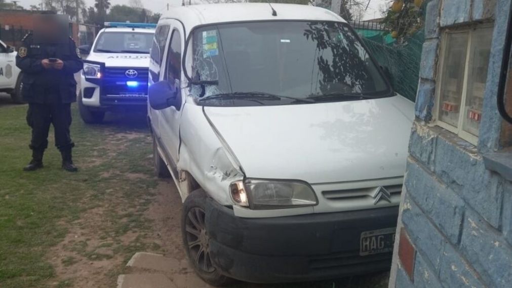 La camioneta robada finalizó incrustada en una pared.