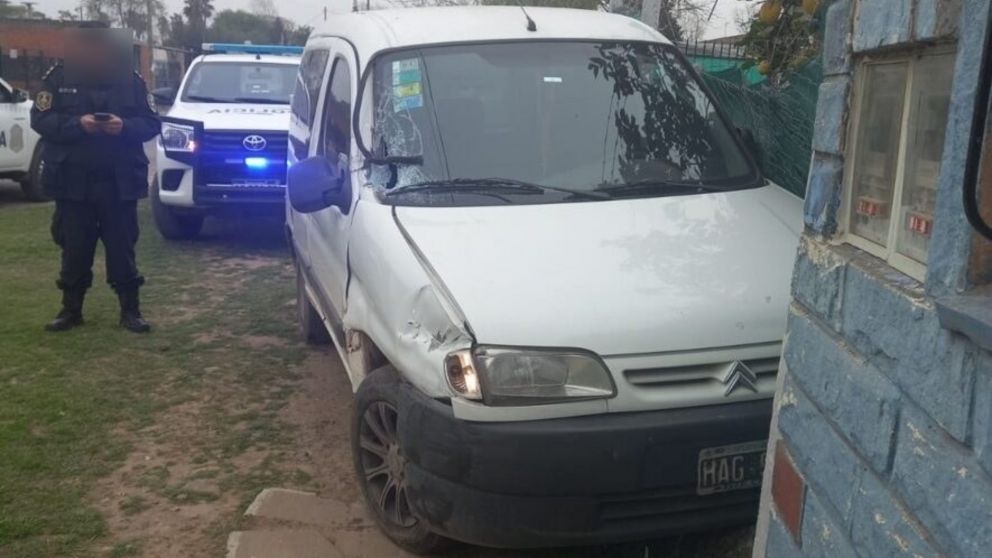 La camioneta robada finalizó incrustada en una pared.