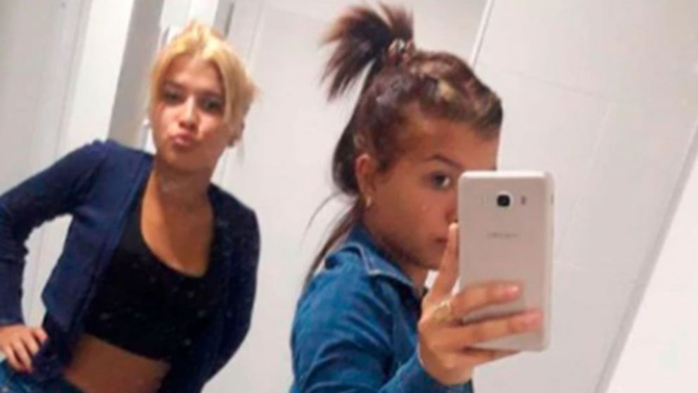 Las mellizas sospechosas del crimen están prófugas.