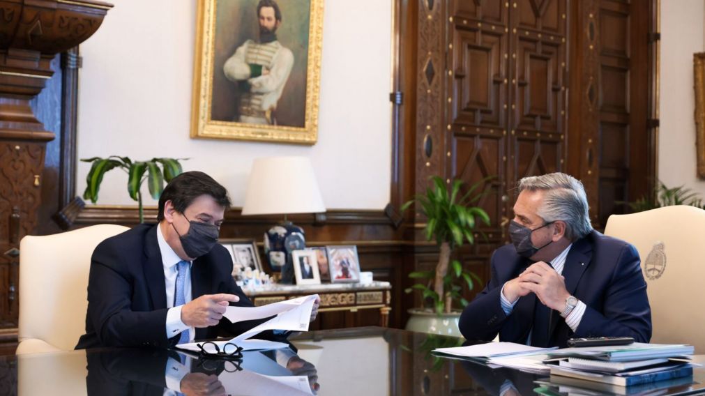 El Presidente y el ministro Moroni, revisando los anuncios por Ganancias.