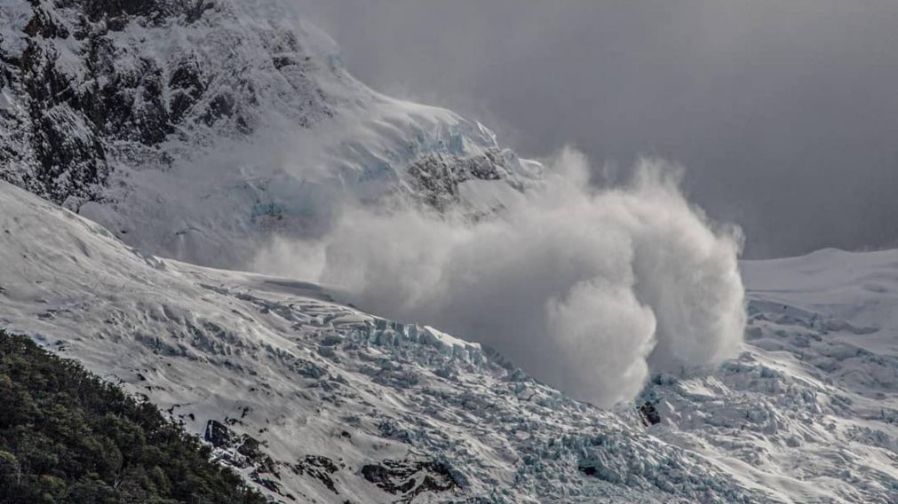 El impresionante evento natural sorprendió a un grupo de turistas que paseaban por el Lago Argentino. (Instagram: @luigi.fotografia.en.patagonia)