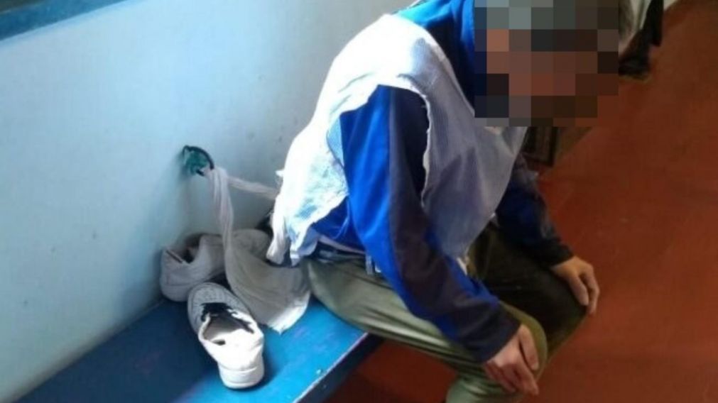 Así era atado uno de los pacientes del establecimiento.