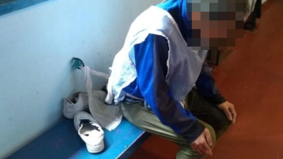 Así era atado uno de los pacientes del establecimiento.