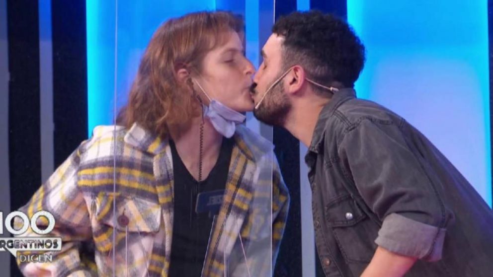 En otro momento icónico durante la emisión de "100 argentinos dicen", Barassi continúa su búsqueda de una pareja para "La Colo".