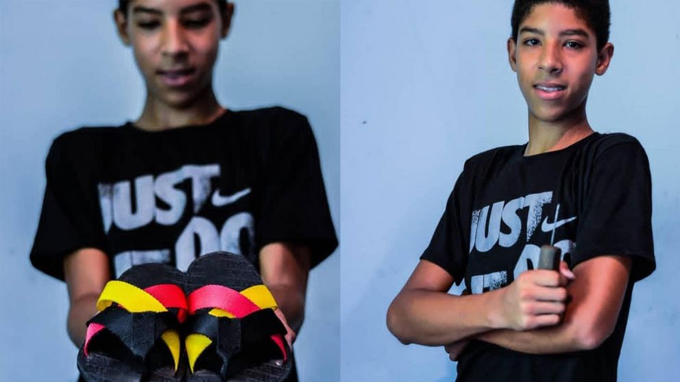 Andrés López, el adolescente venezolano que es furor por fabricar chancletas y así sacar a su familia de la pobreza.