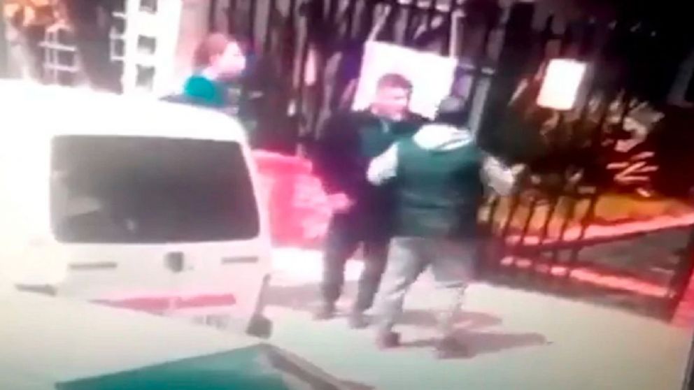 "Con mamás luchonas no converso": discusión en el grupo de Whatsapp de padres del colegio terminó en batalla campal y un hombre perdió un ojo. (Captura de video)