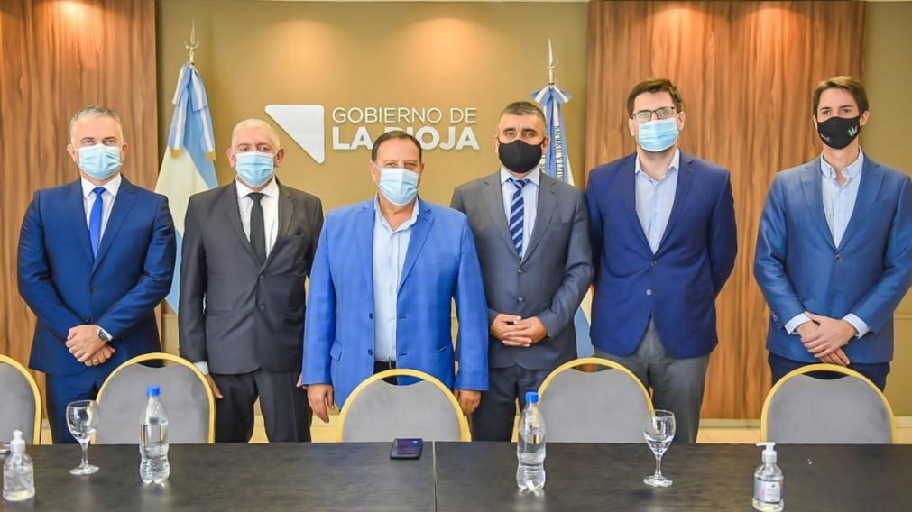 El gobernador Ricardo Quintela (centro) y miembros de su gabinete provincial, al anunciar el acuerdo con los acreedores.