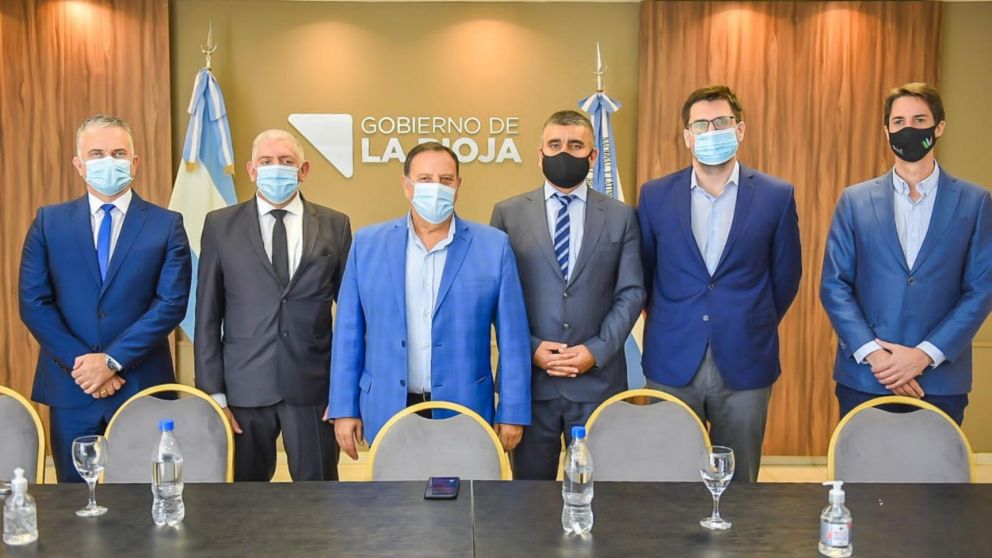 El gobernador Ricardo Quintela (centro) y miembros de su gabinete provincial, al anunciar el acuerdo con los acreedores.