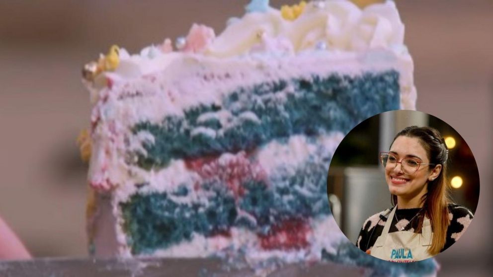 Paula preparó una torta con forma de corazón, mitad de red velvet y mitad blue velvet.