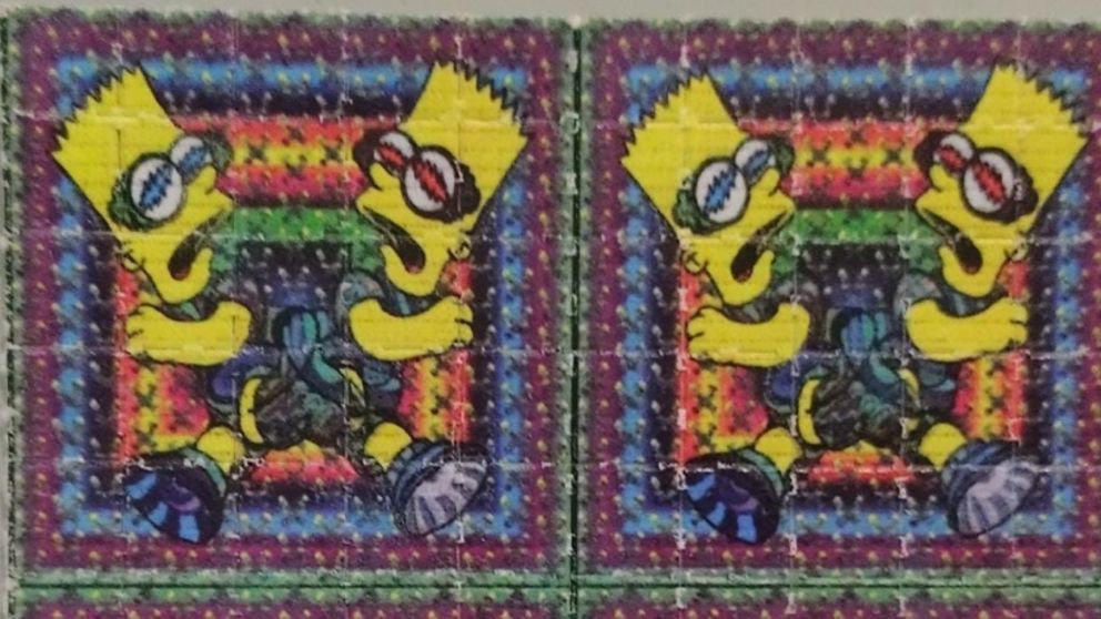 Dos de las dosis de LSD que fueron secuestradas en la requisa.