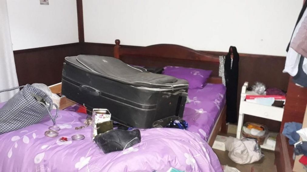 Así quedó una de las habitaciones de la casa asaltada.
