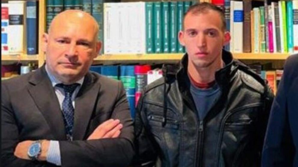El abogado del efectivo que le disparó al músico, Fernando Soto, y su defendido, Facundo Amendolara.
