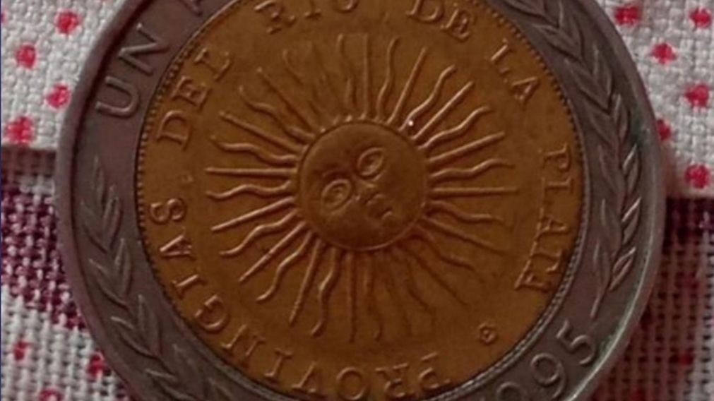 El insólito error en la moneda la hace un éxito en ventas para los coleccionistas.