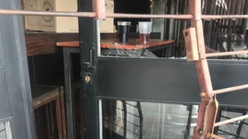 Así quedó la puerta de la cervecería Anfield tras el acto de vandalismo.