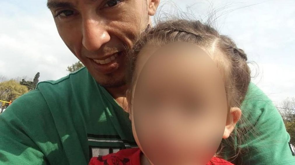 La víctima junto a su hija, a quien quería ver.