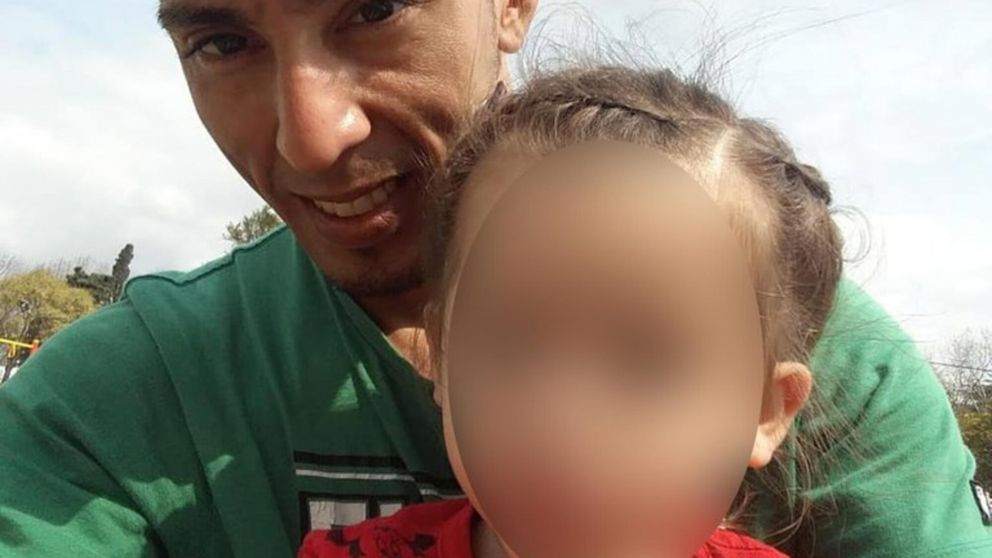 La víctima junto a su hija, a quien quería ver.