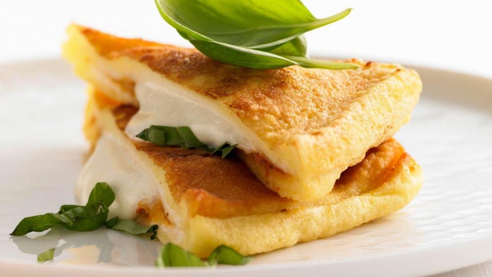 Si tenés poco tiempo, pan de ayer y un poco de queso, prepará estos sandwichs deliciosos (Gentileza San Pelegrino).