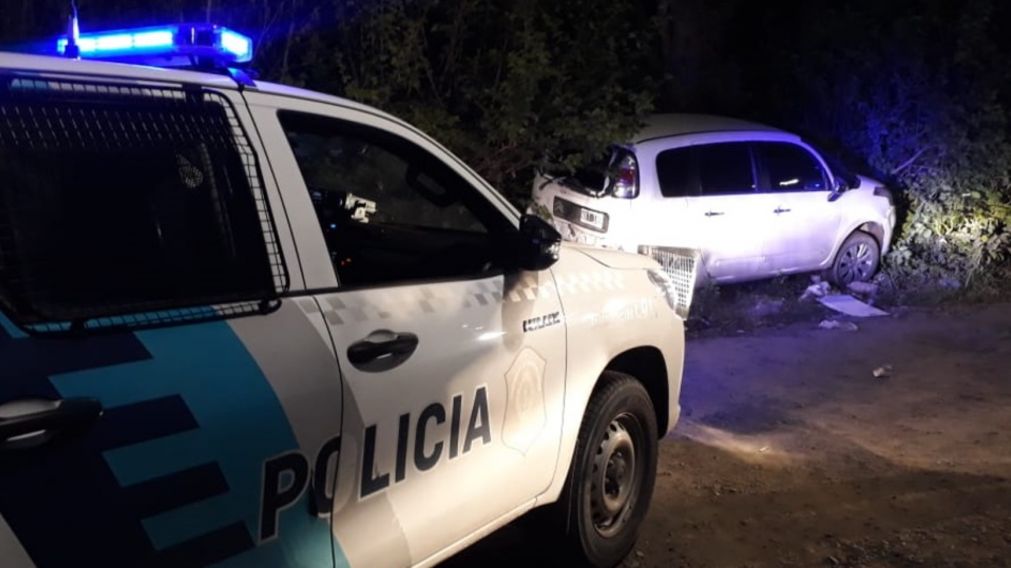 El autom�vil que robaron los asaltantes termin� chocado contra el frente de una vivienda.