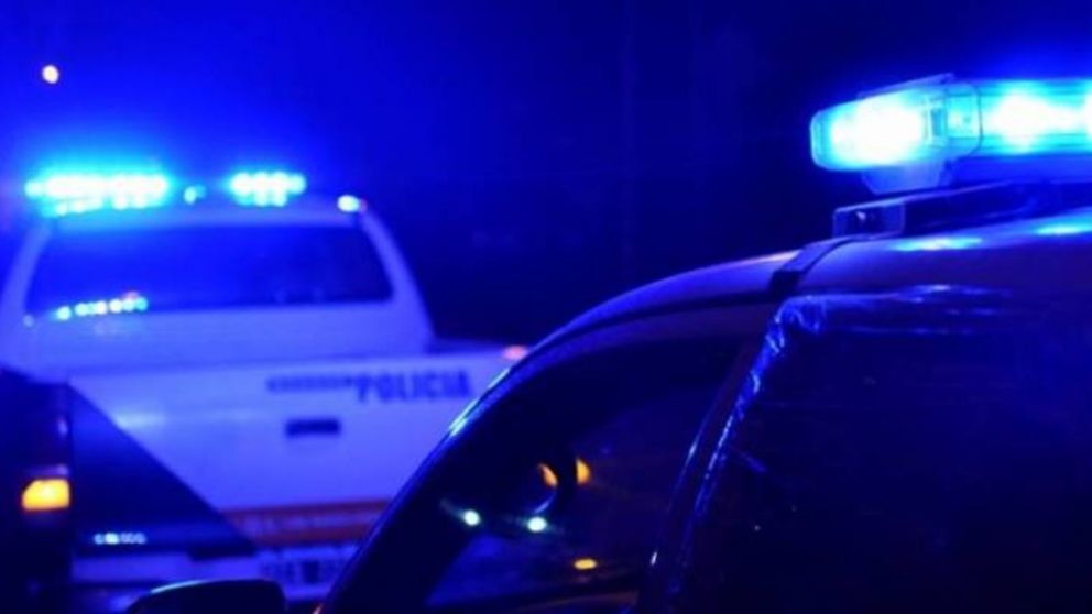 Los policías tuvieron que pedir apoyo al ser atacados por más de 20 vecinos