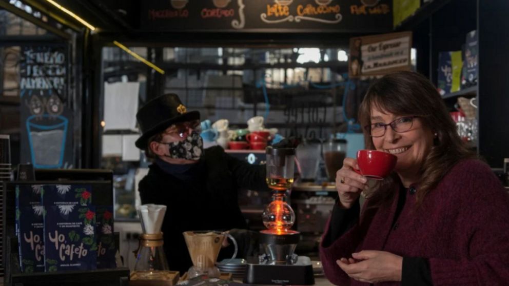Analía Álvarez en "Coffee Town", su local en San Telmo (Gentileza: Clarín)