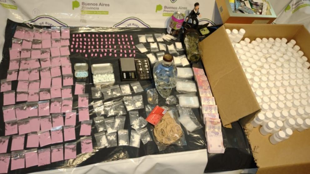 Parte de las drogas que fue secuestrada por los funcionarios policiales.