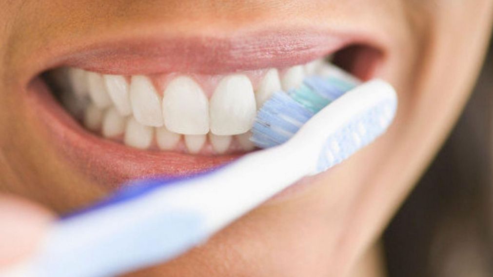 La joven cometió un error mortal al lavarse los dientes con veneno para ratas. (Imagen Ilustrativa)