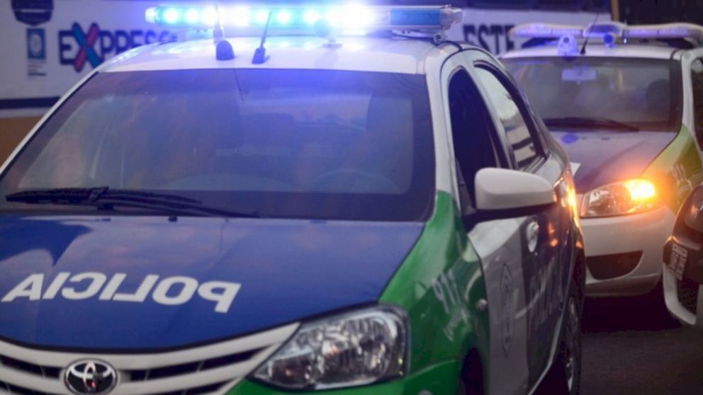 La policía busca a los 15 ladrones que entraron a la casa de un jubilado.
