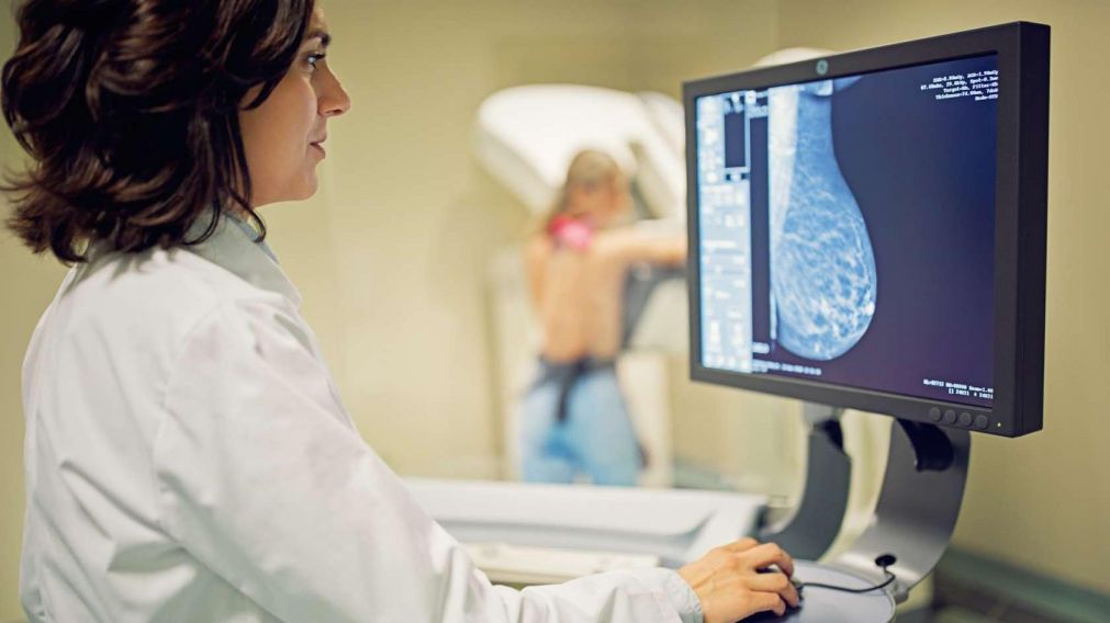 Según el Instituto Nacional del Cáncer (INC), se diagnostican en la Argentina cada año alrededor de 21.500 nuevos casos de cáncer de mama, lo que equivale en promedio a 60 diagnósticos por día.