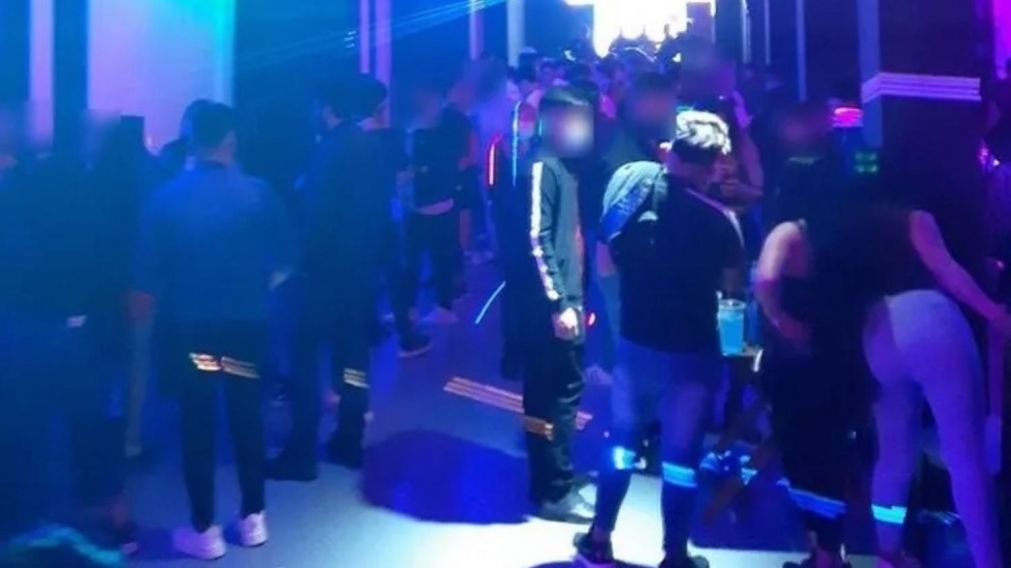 As� estaban dentro de la fiesta clandestina en el barrio porte�o de Flores. (Captura video)