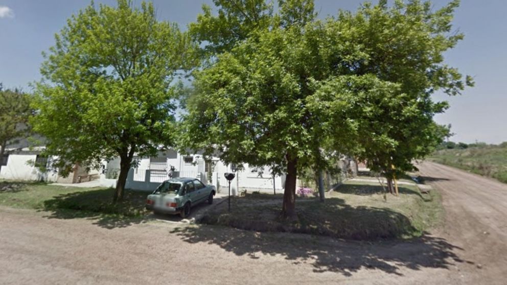 El ataque ocurrió pocos metros de esta esquina en Granadero Baigorria. (Google Street View)