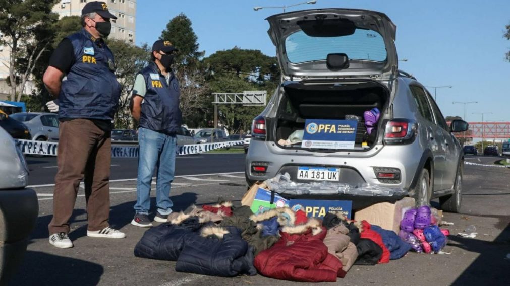 Subían mercadería en plena General Paz y fueron detenidos con 10 kilos de cocaína