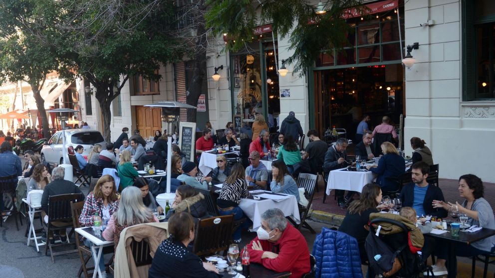 Con la mejora de la situación sanitaria, los bares y locales gastronómicos pueden trabajar hasta las 3 de la mañana (foto Hernán Nersesian).