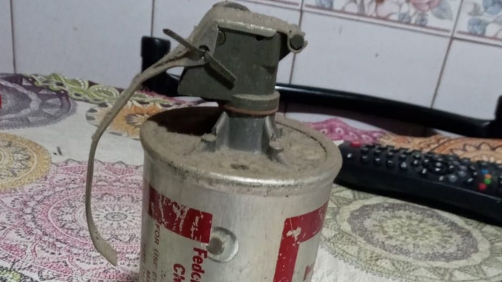 Esta es la granada de gas lacrimógeno que fue incautada en los allanamientos.