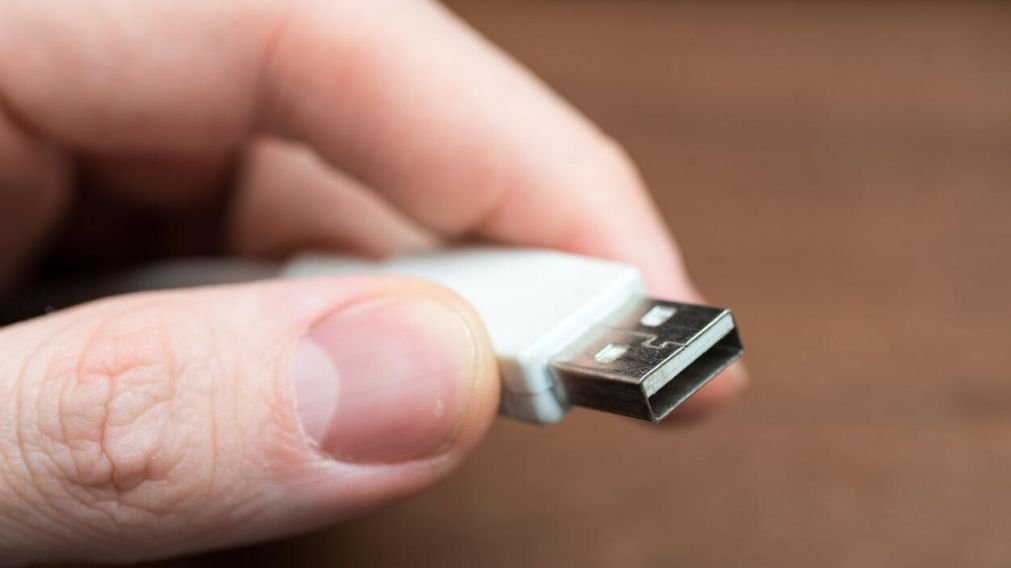 Quiso medir su pene con un cable USB: lo introdujo y le qued� atascado.