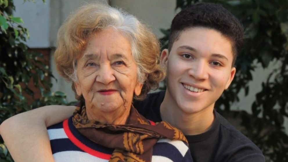 Christopher junto a su abuela Luisa, quien lo ayudó a crear un app para cuidar a adultos mayores.