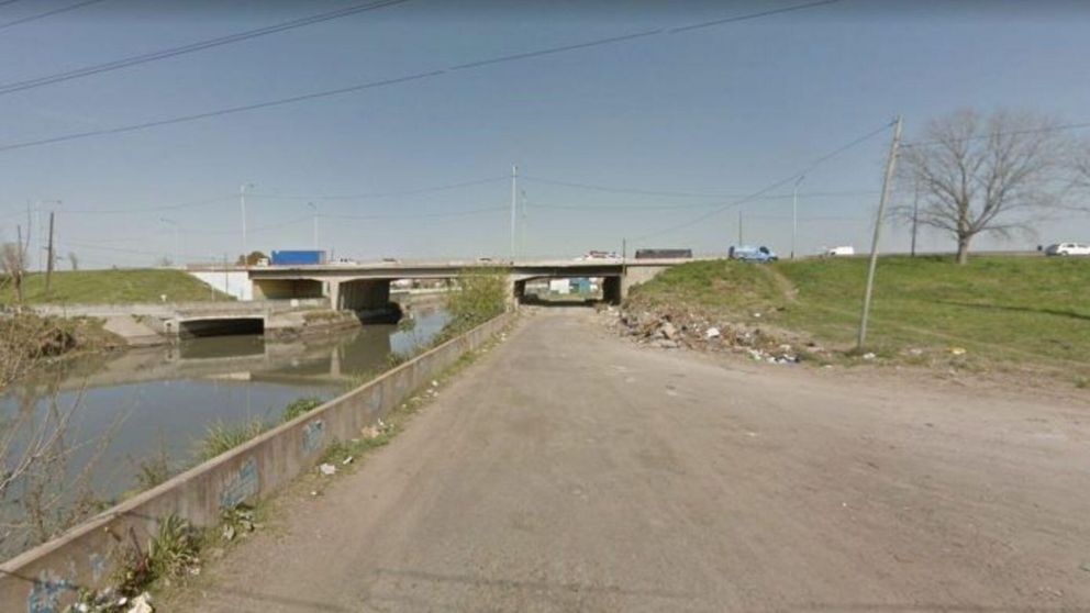 El cuerpo fue hallado en cercanías del arroyo Santo Domingo, a una cuadra del tradicional Acceso Sudeste (Google Street View).