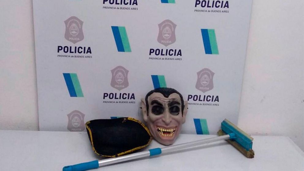 El hombre disfrazado de Drácula atemorizaba a los vecinos.