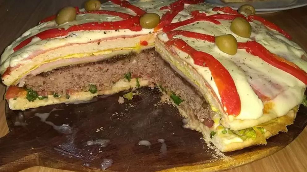 La 'Hamburpizza' es una explosión de sabores que reúnen las dos comidas rápidas más elegidas por los argentinos.