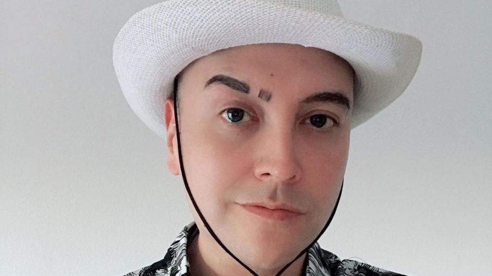 El músico Leo García publicó varios videos con la cara manchada con sangre en su cuenta de Instagram.