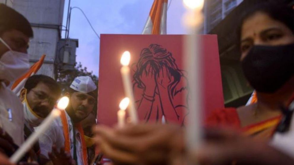 Tras la violación en manada, hubo varias protestas en la India (Twitter).