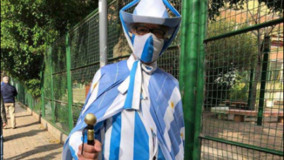 Para las PASO 2021, Jorge Williams diseñó un atuendo a puro celeste y blanco.