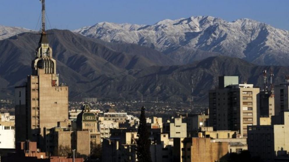 Mendoza renueva 3 senadores y 5 diputados nacionales.