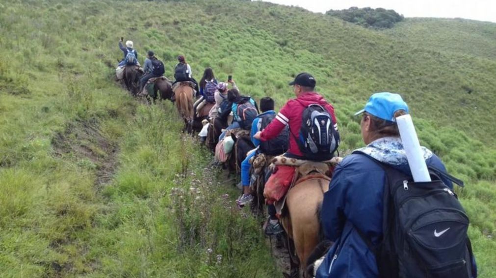 Enzo Aguirre ense�a matem�tica y va a la escuela a caballo.
